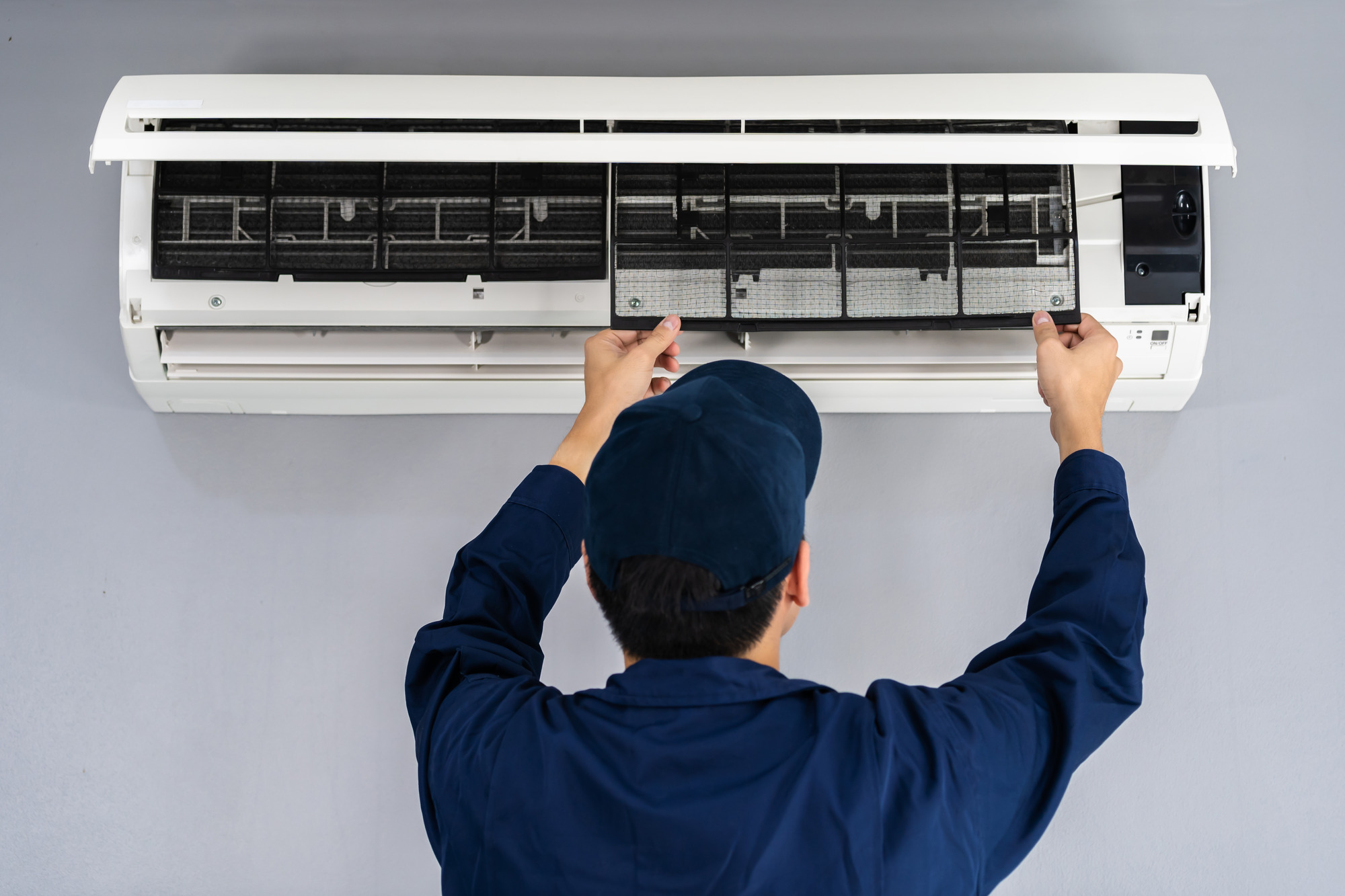 Air Conditioner expert servicing an aircon